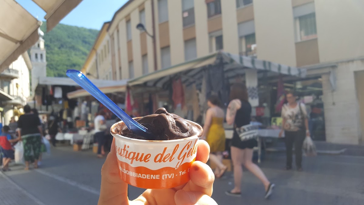Un dettaglio della vetrina.