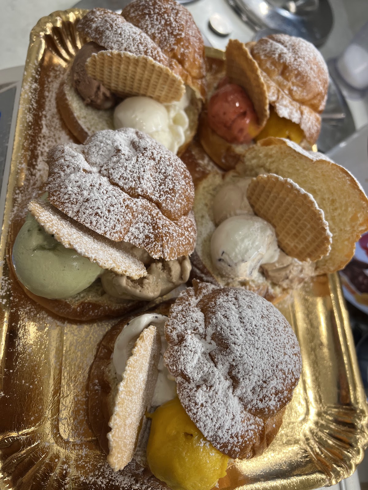 Le vaschette in vetrina.