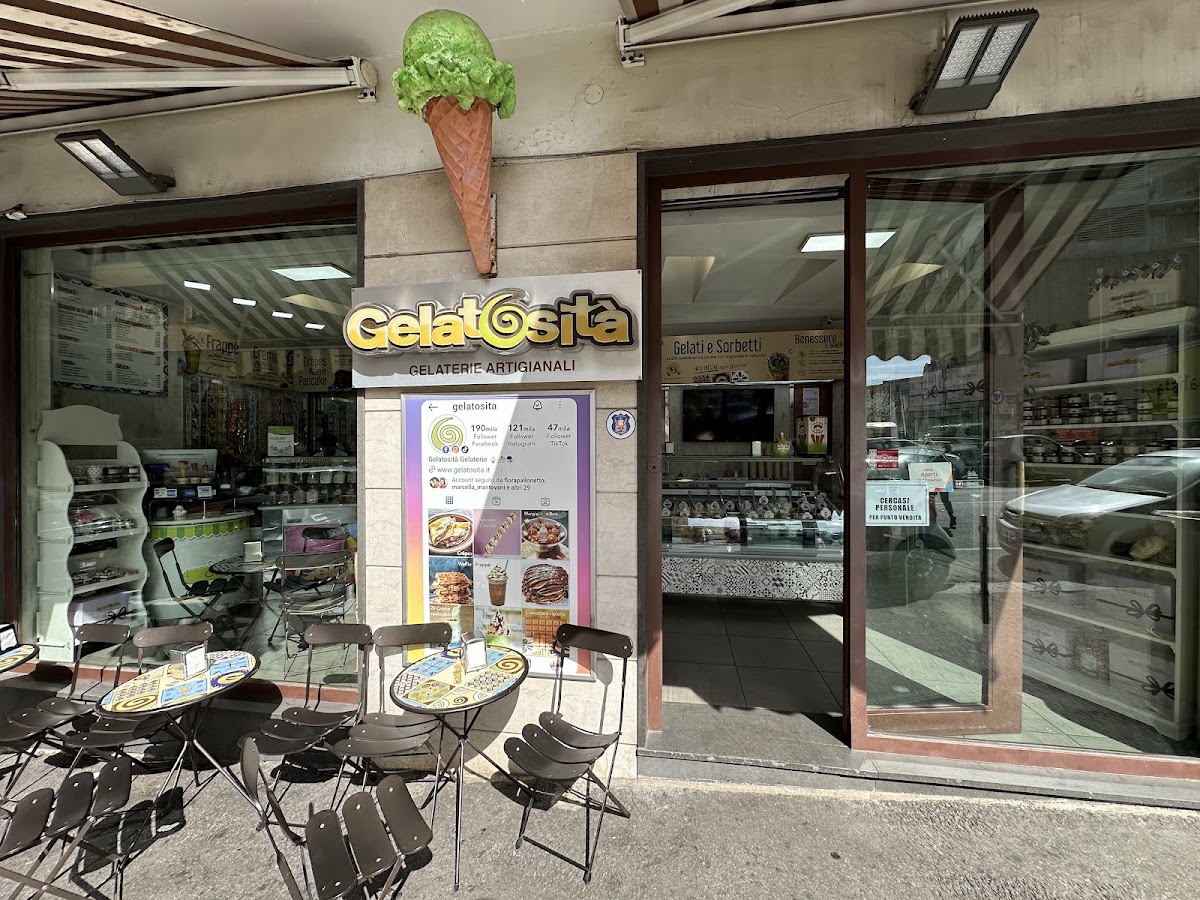 Il banco e la vetrina dei gusti.