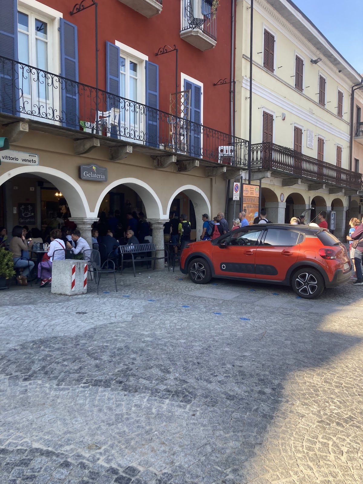 Un dettaglio della vetrina.
