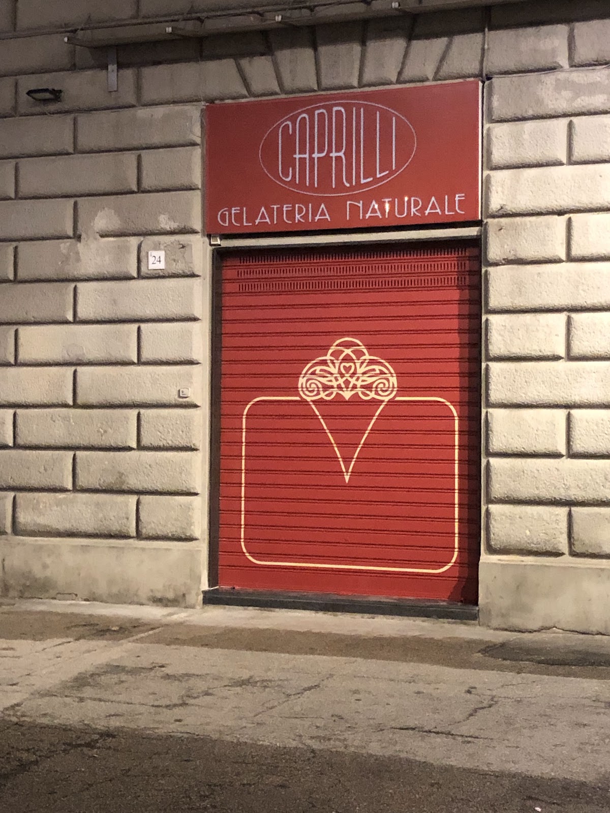 Il banco e la vetrina dei gusti.