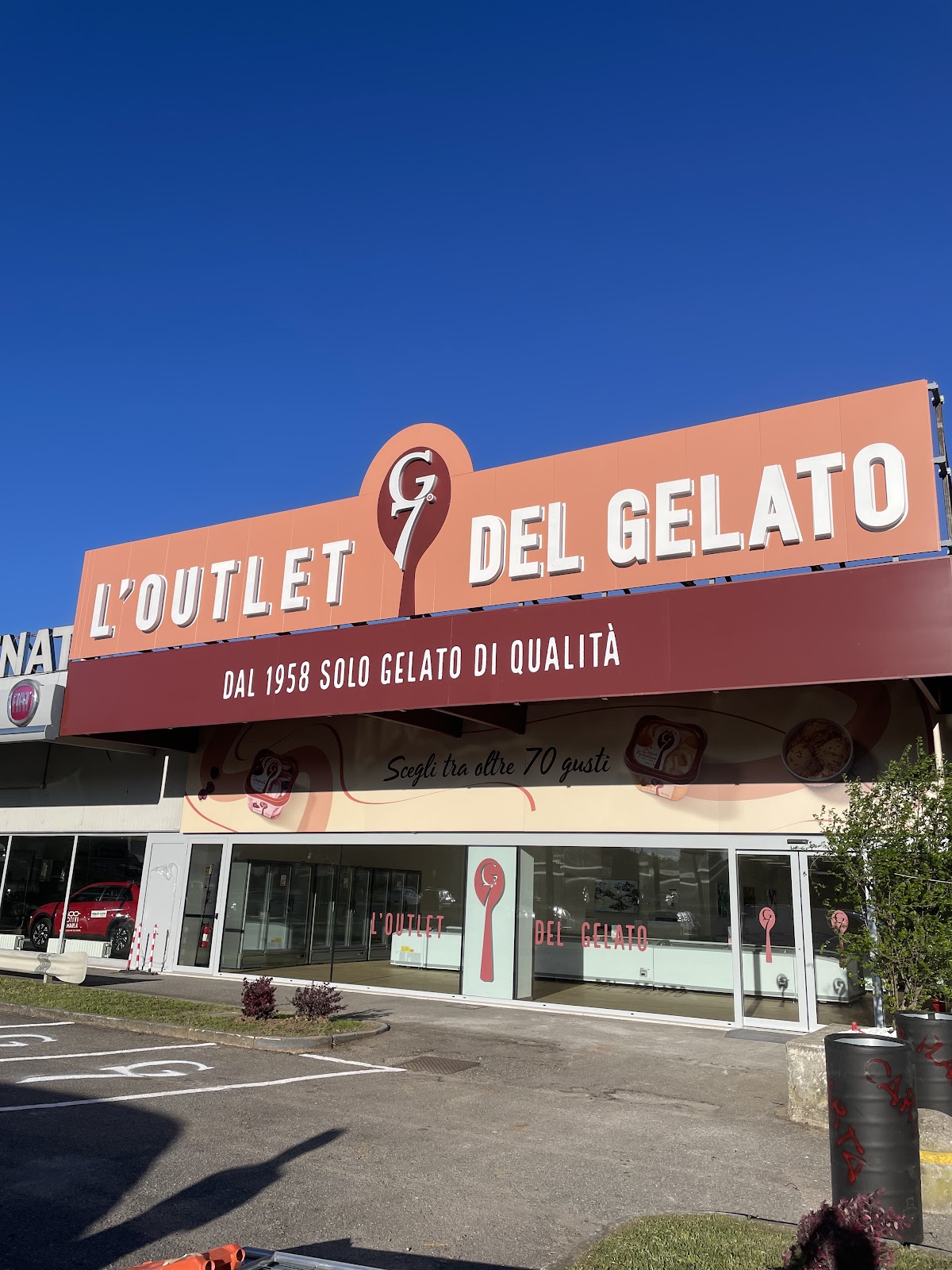 Il banco e la vetrina dei gusti.