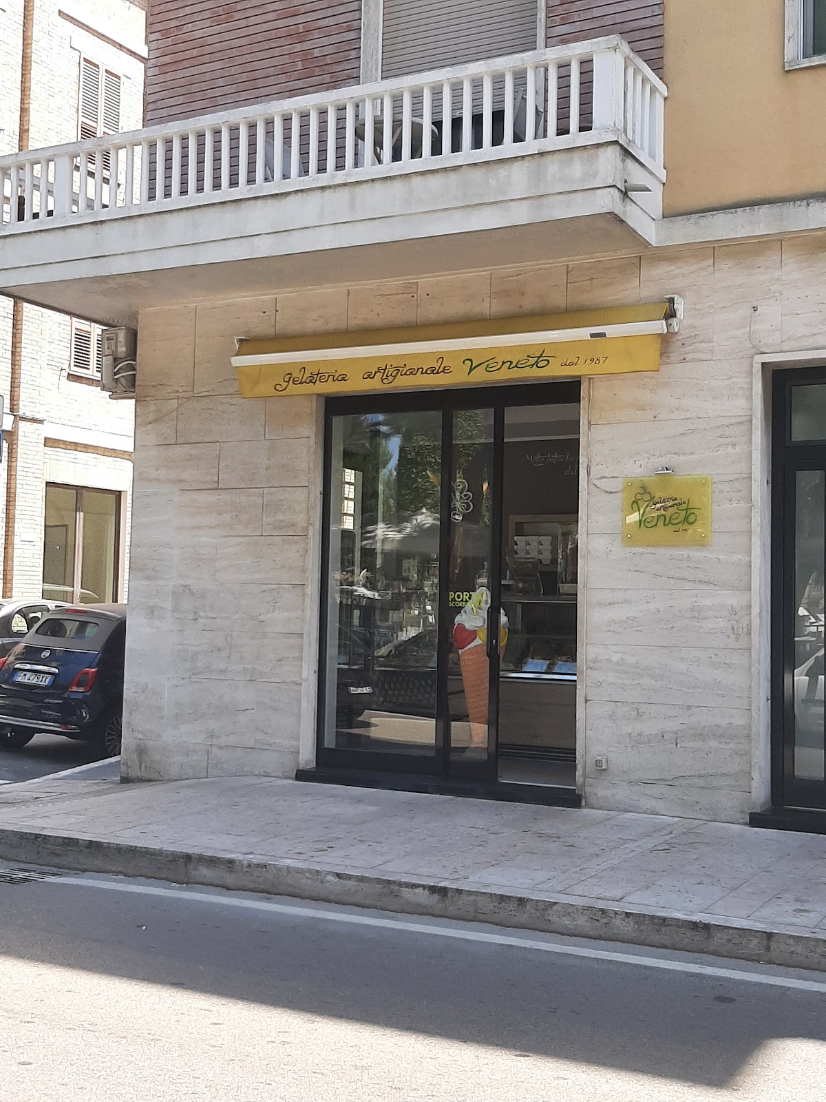 Il locale visto dall'interno.
