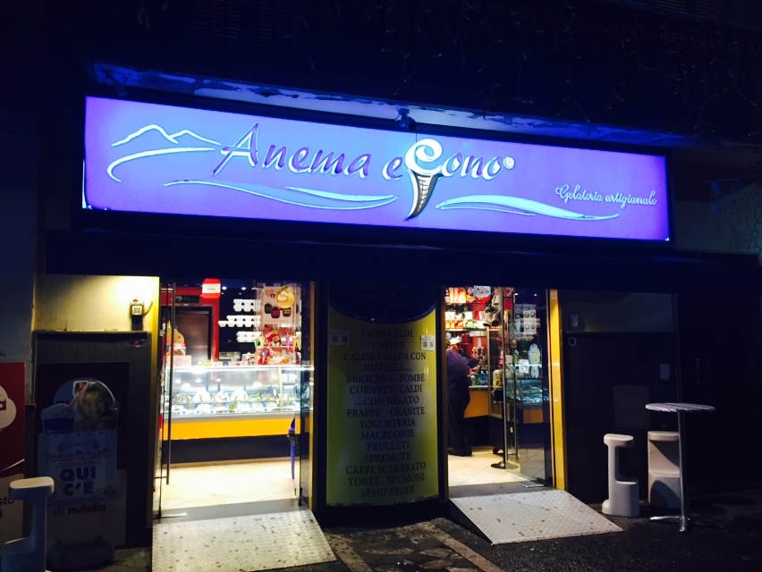Il banco e la vetrina dei gusti.