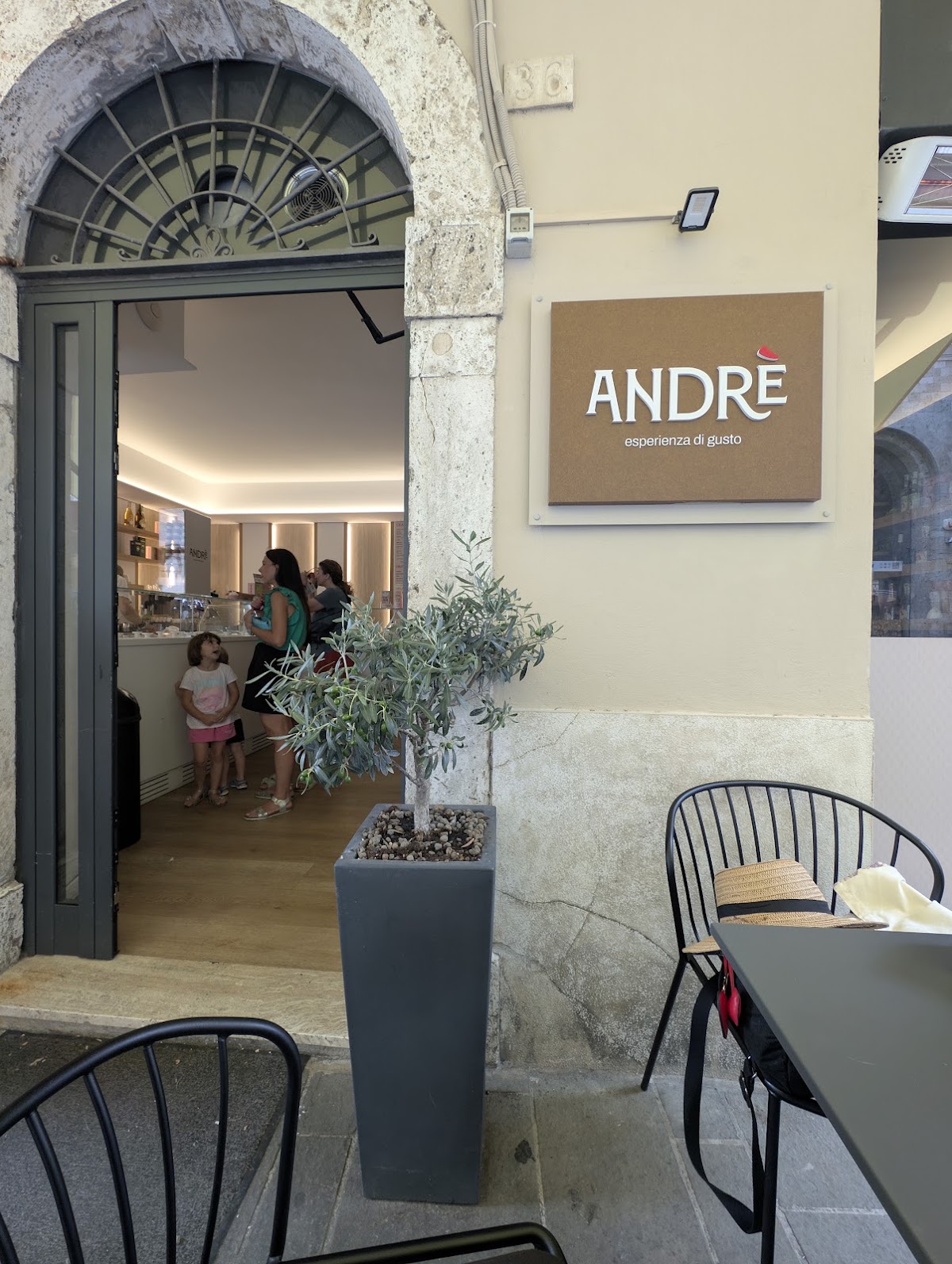 Il locale in servizio.