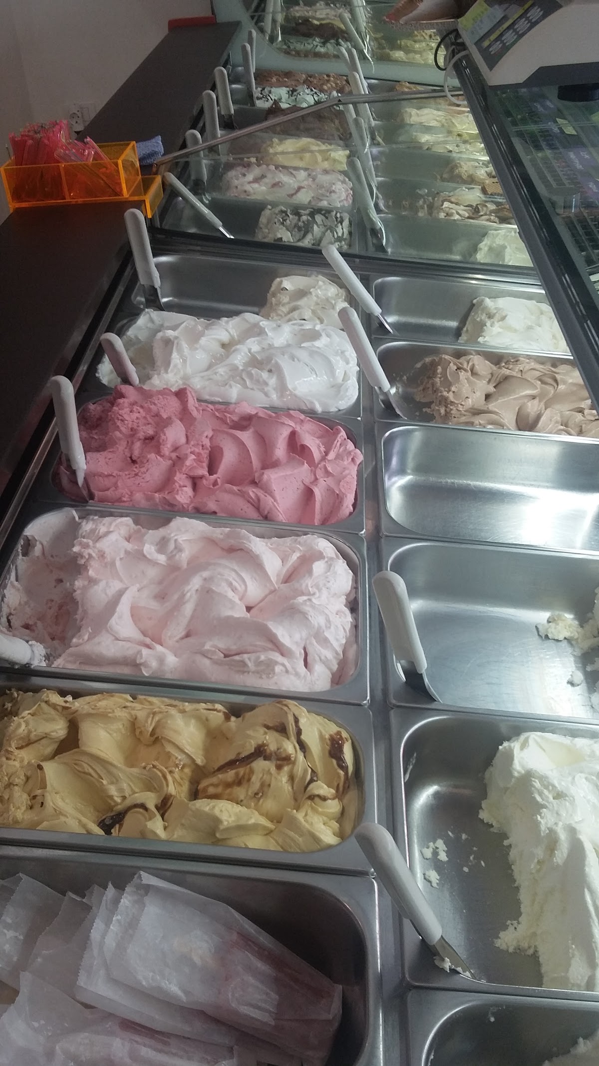 Le vaschette in vetrina.