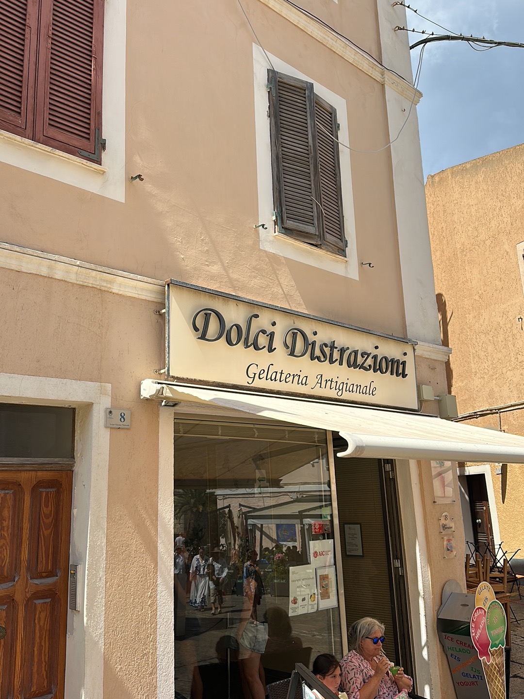 Un dettaglio della vetrina.