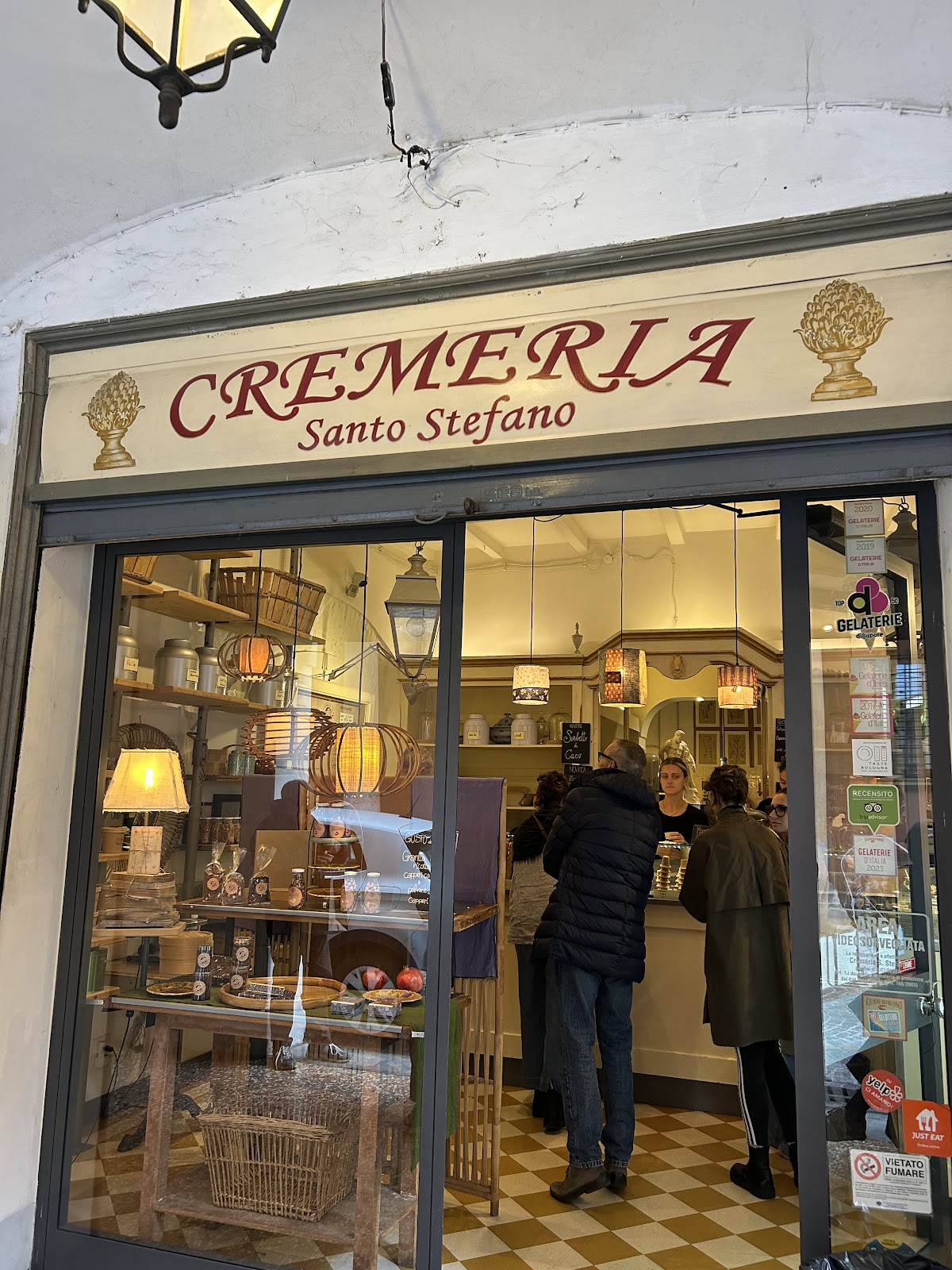 Un dettaglio della vetrina.