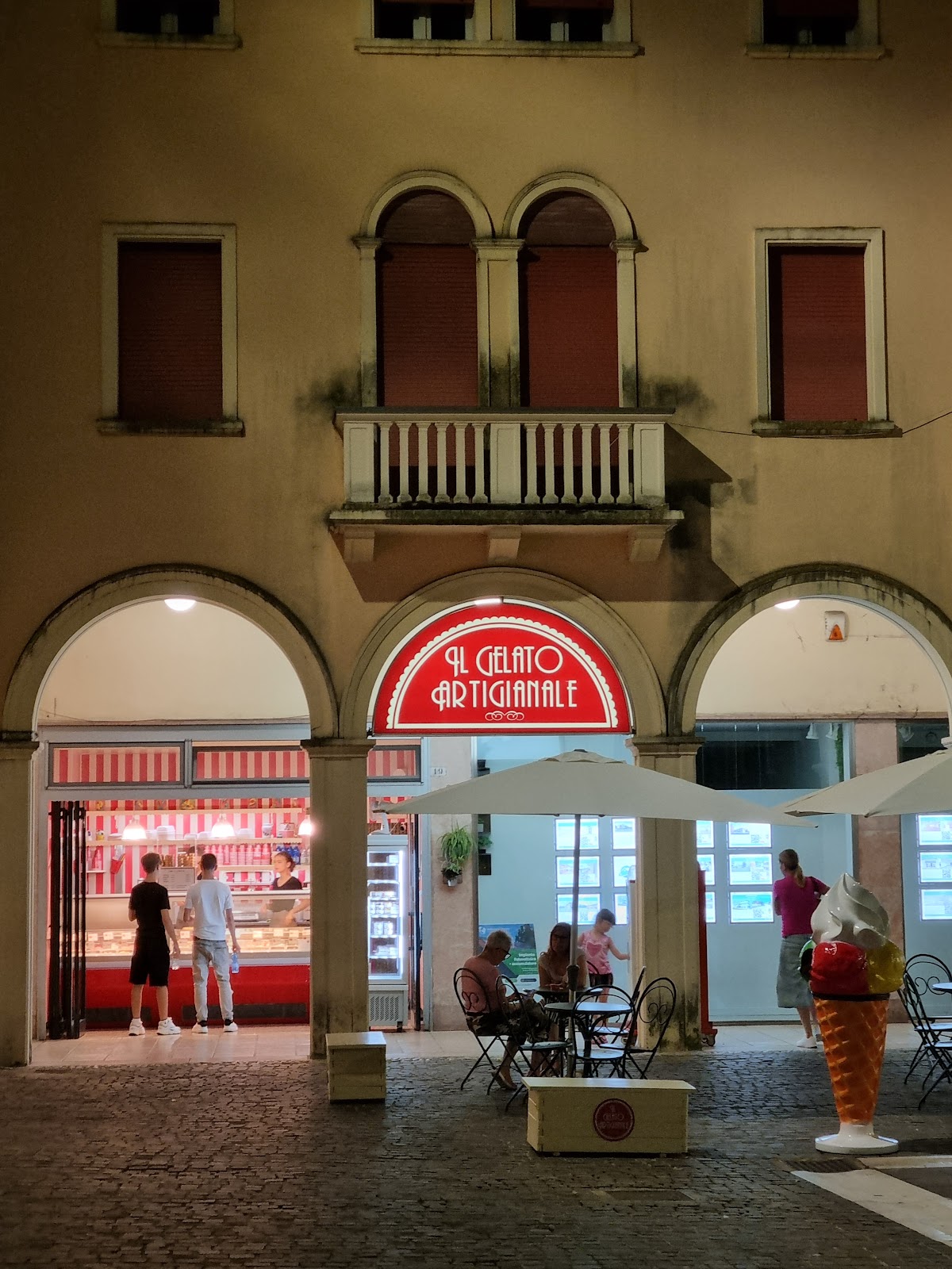 Il locale visto dall'interno.
