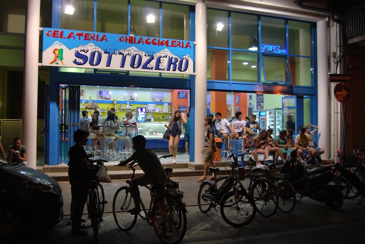 Il banco e la vetrina dei gusti.