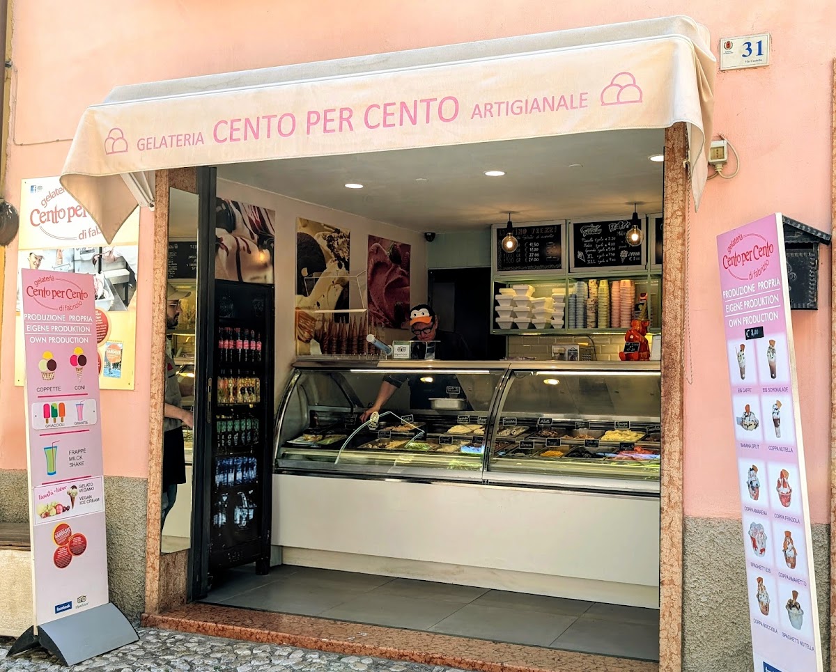 Il banco e la vetrina dei gusti.