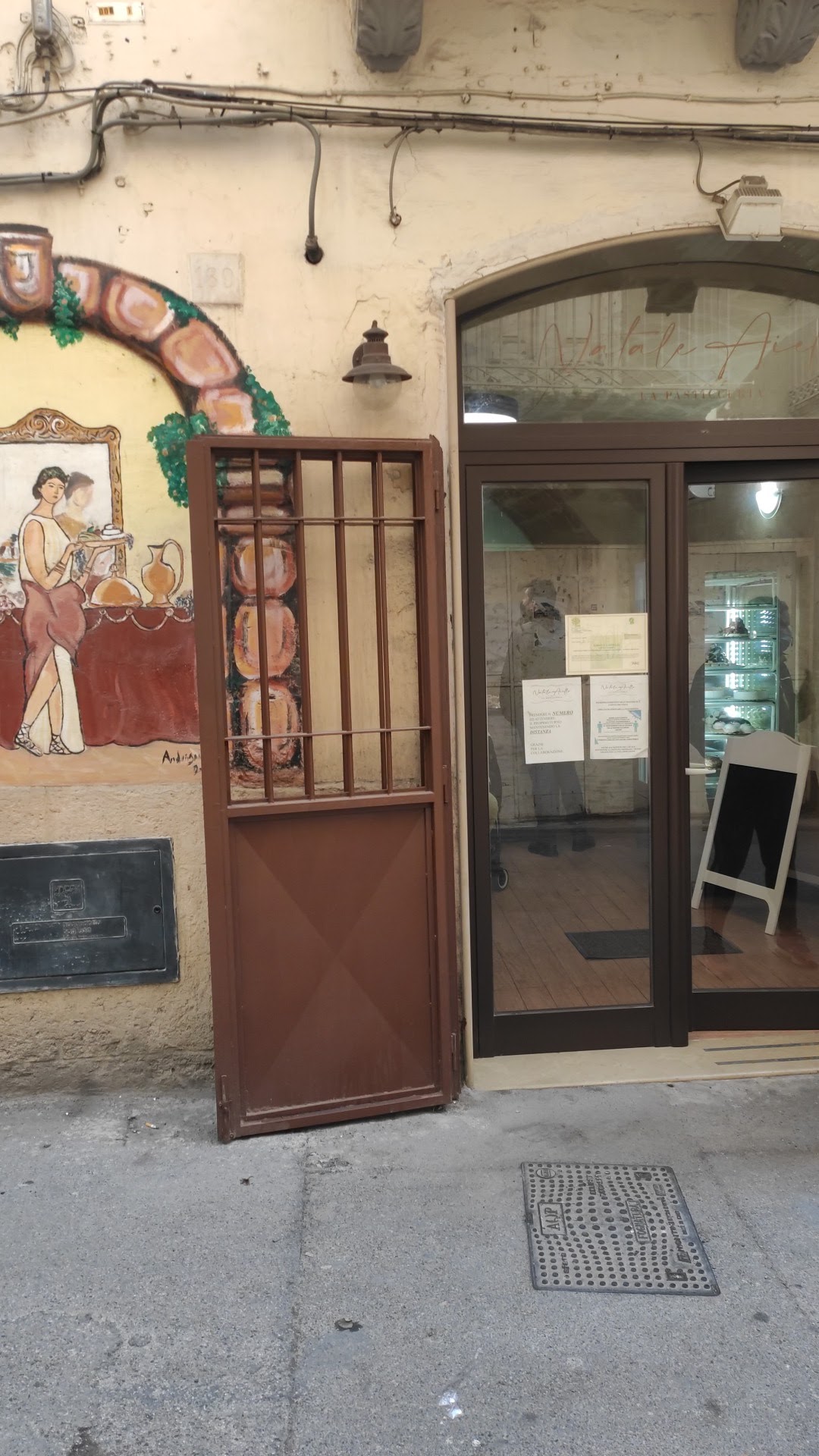 Un dettaglio della vetrina.