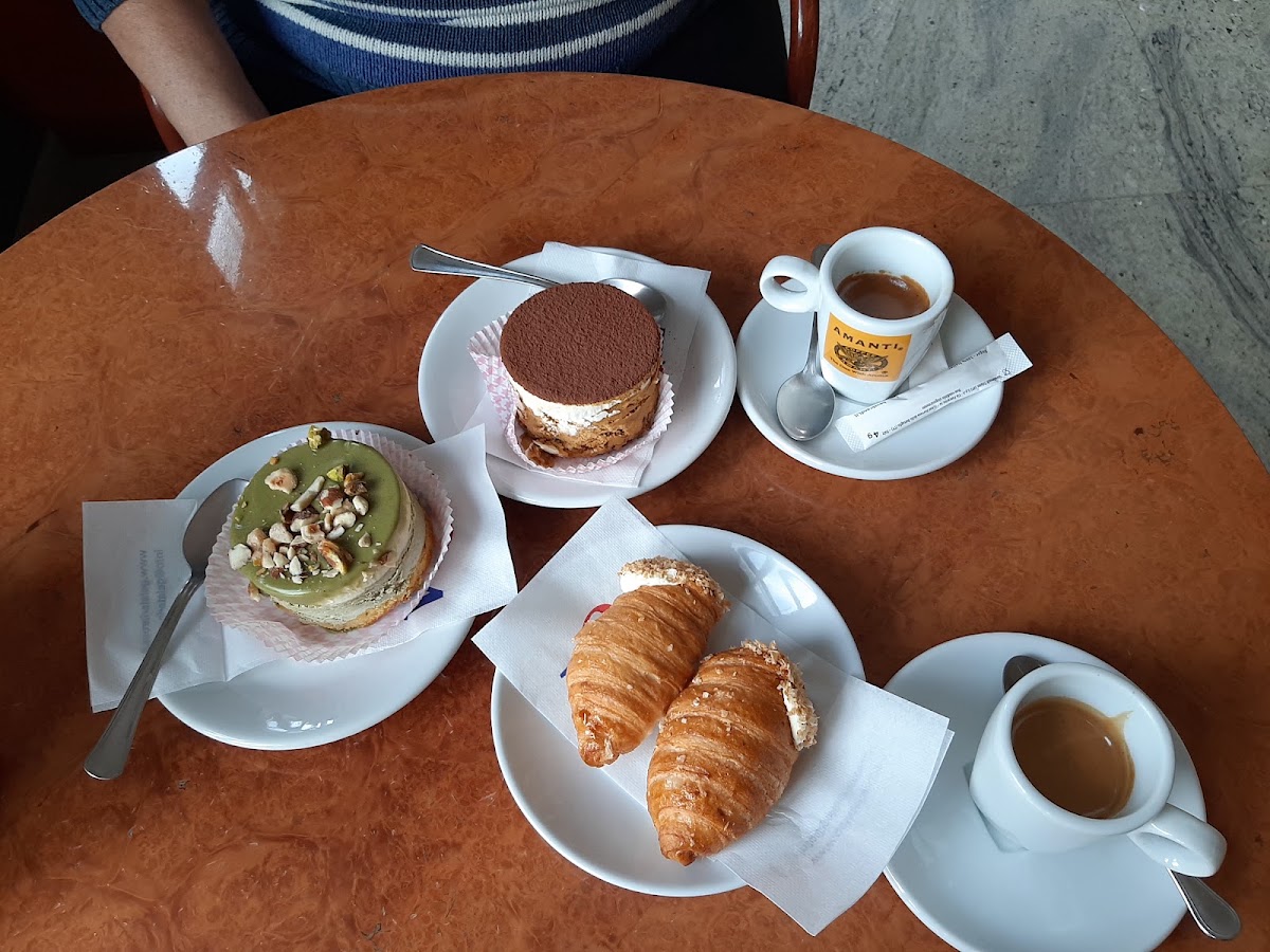 Le vaschette in vetrina.