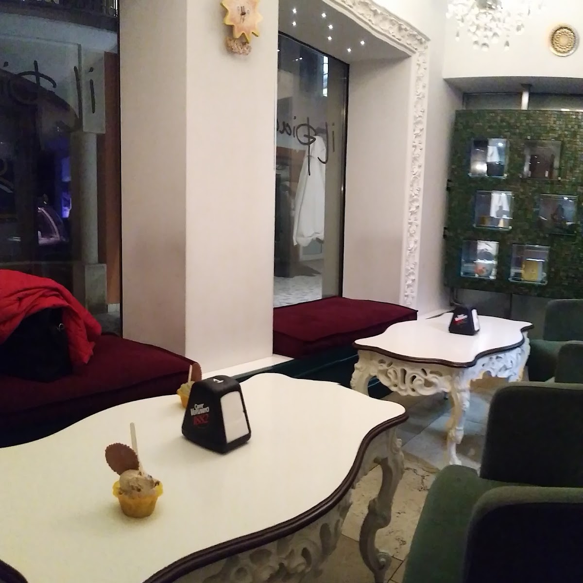 Il locale visto dall'interno.