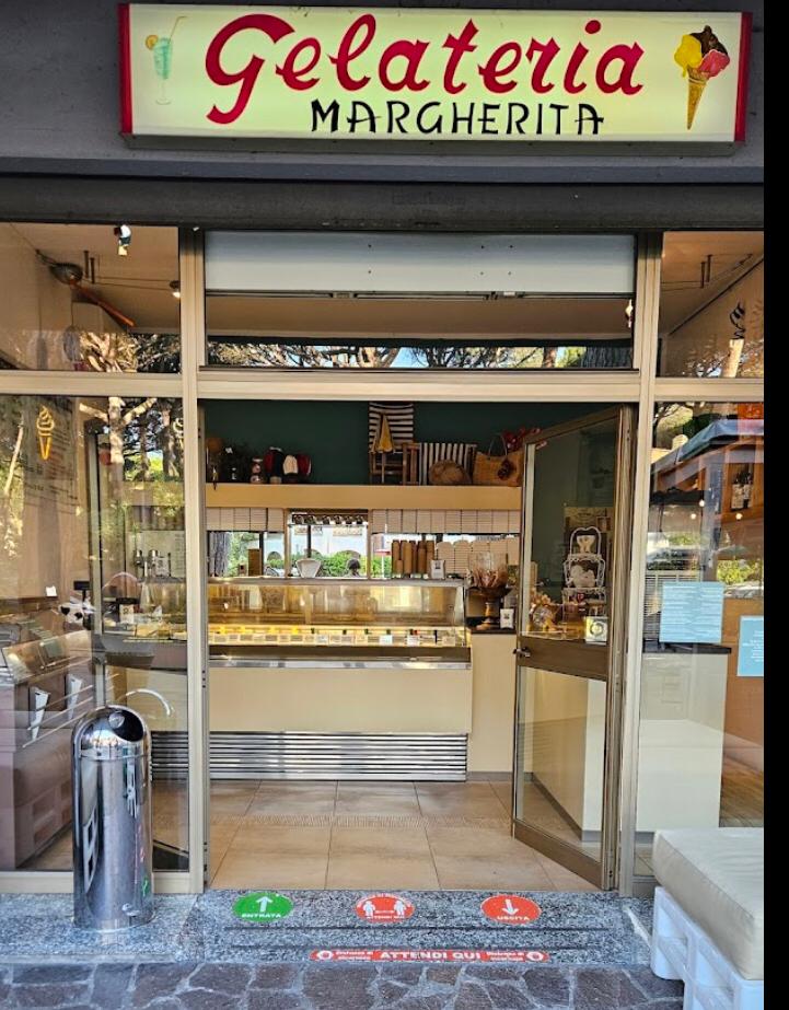 Il banco e la vetrina dei gusti.