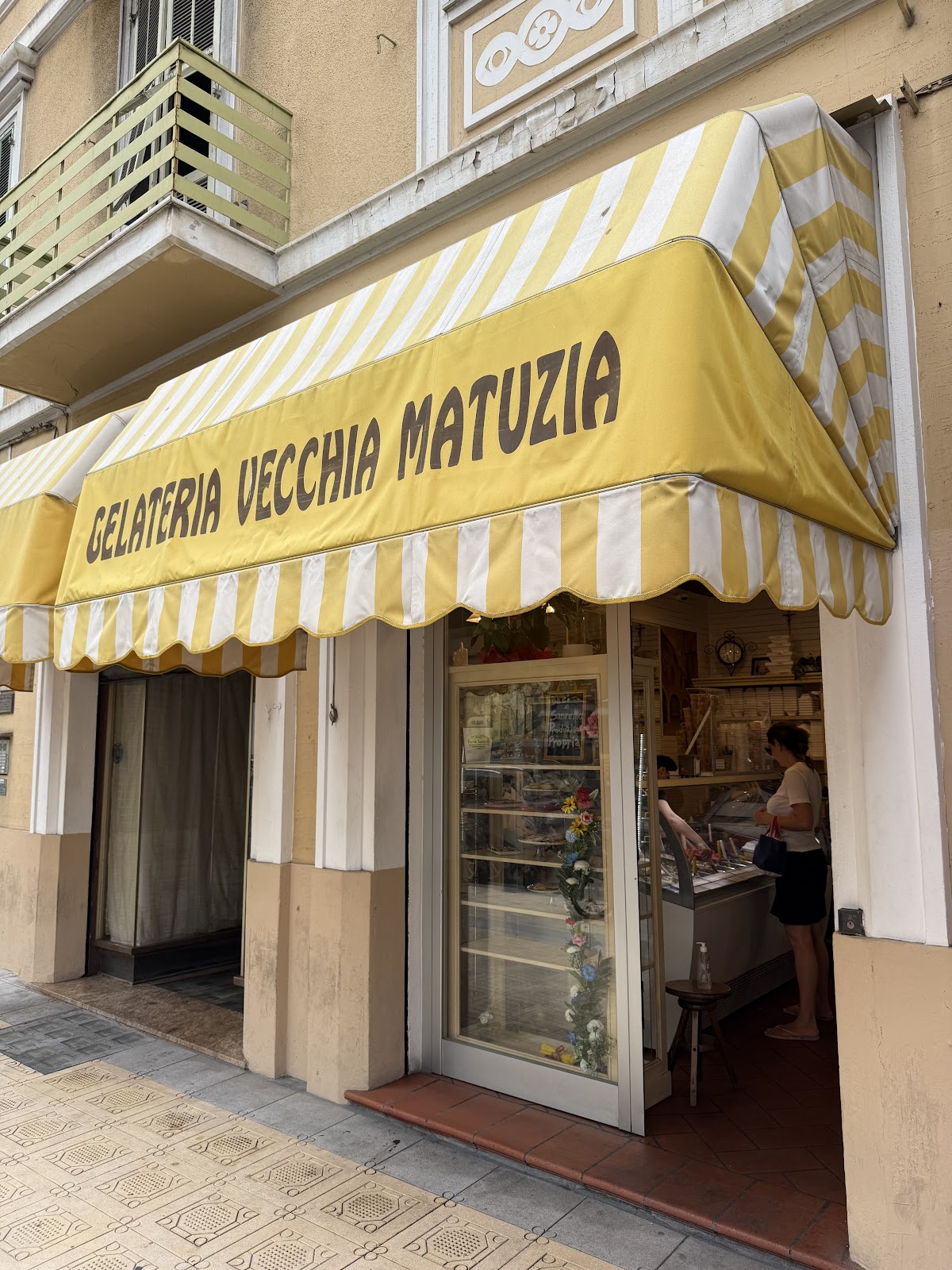 Il banco e la vetrina dei gusti.