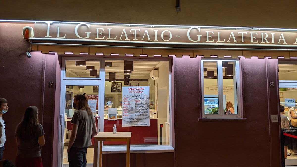 Il banco e la vetrina dei gusti.