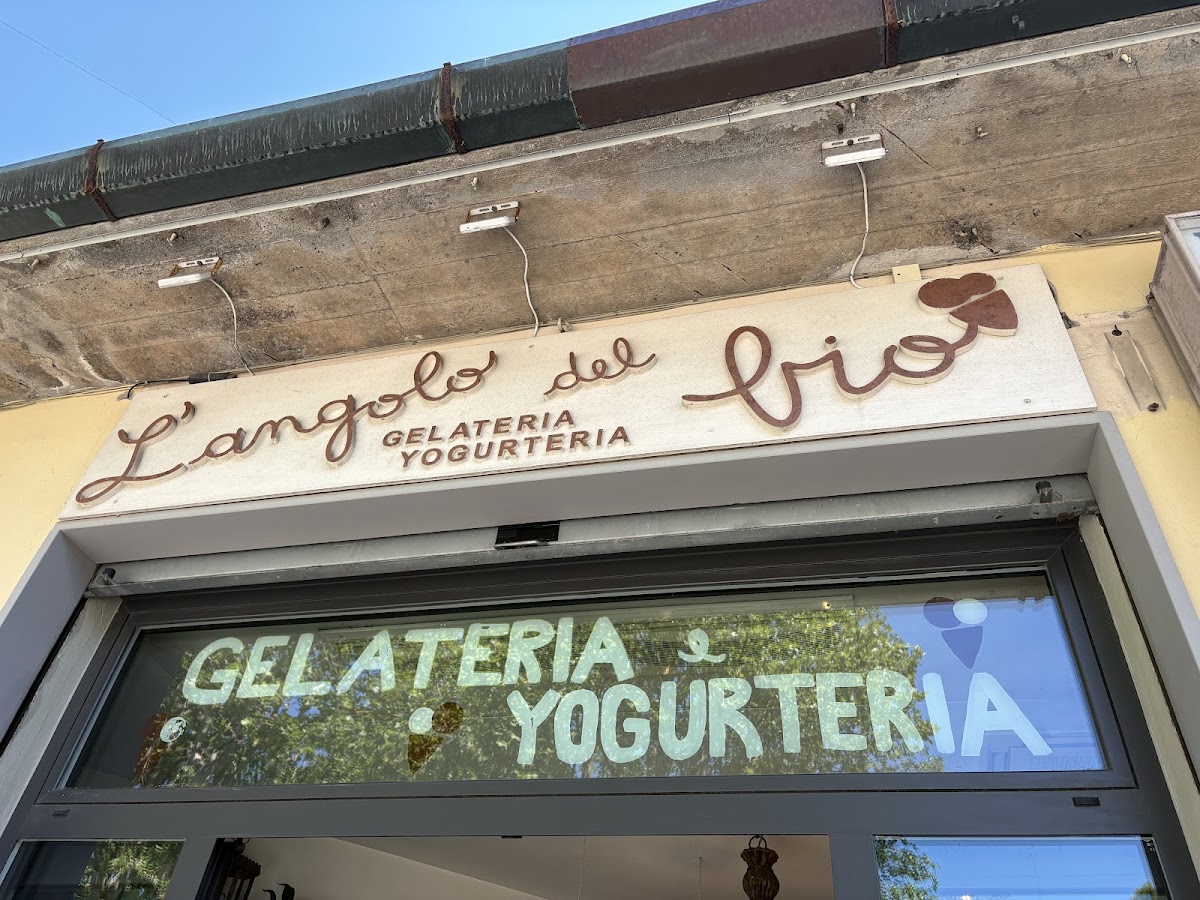 Il banco e la vetrina dei gusti.