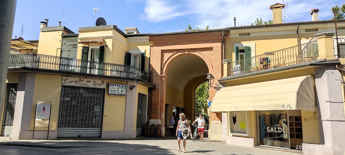 Un dettaglio della vetrina.