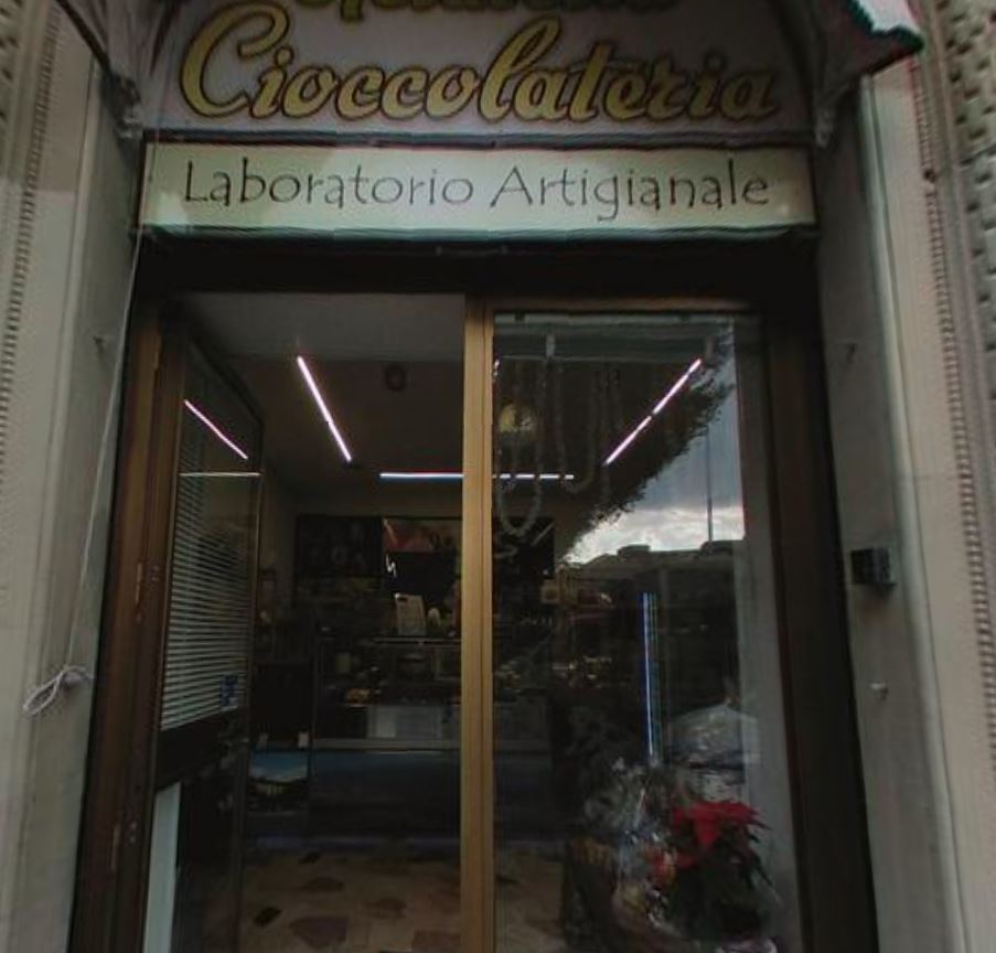 Un dettaglio della vetrina.