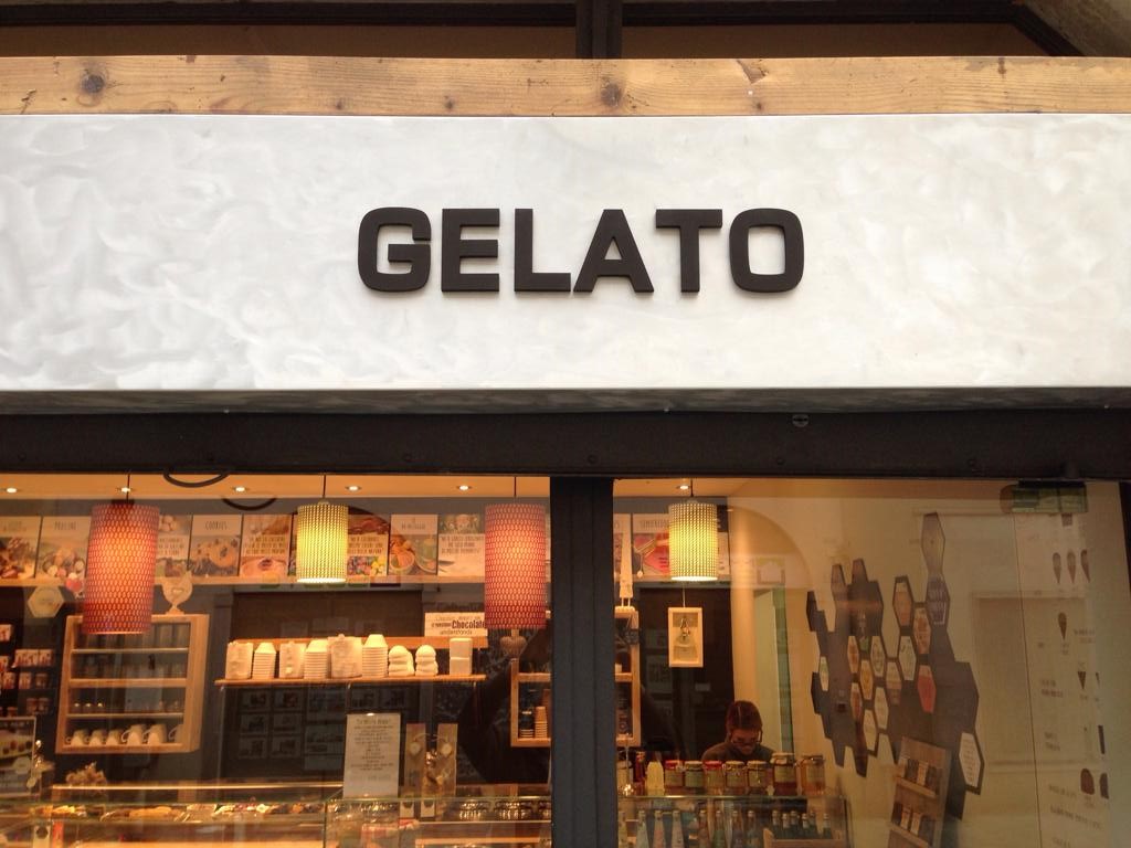 Il banco e la vetrina dei gusti.