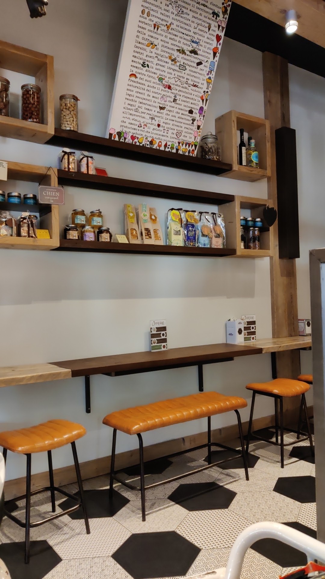 Il locale visto dall'interno.