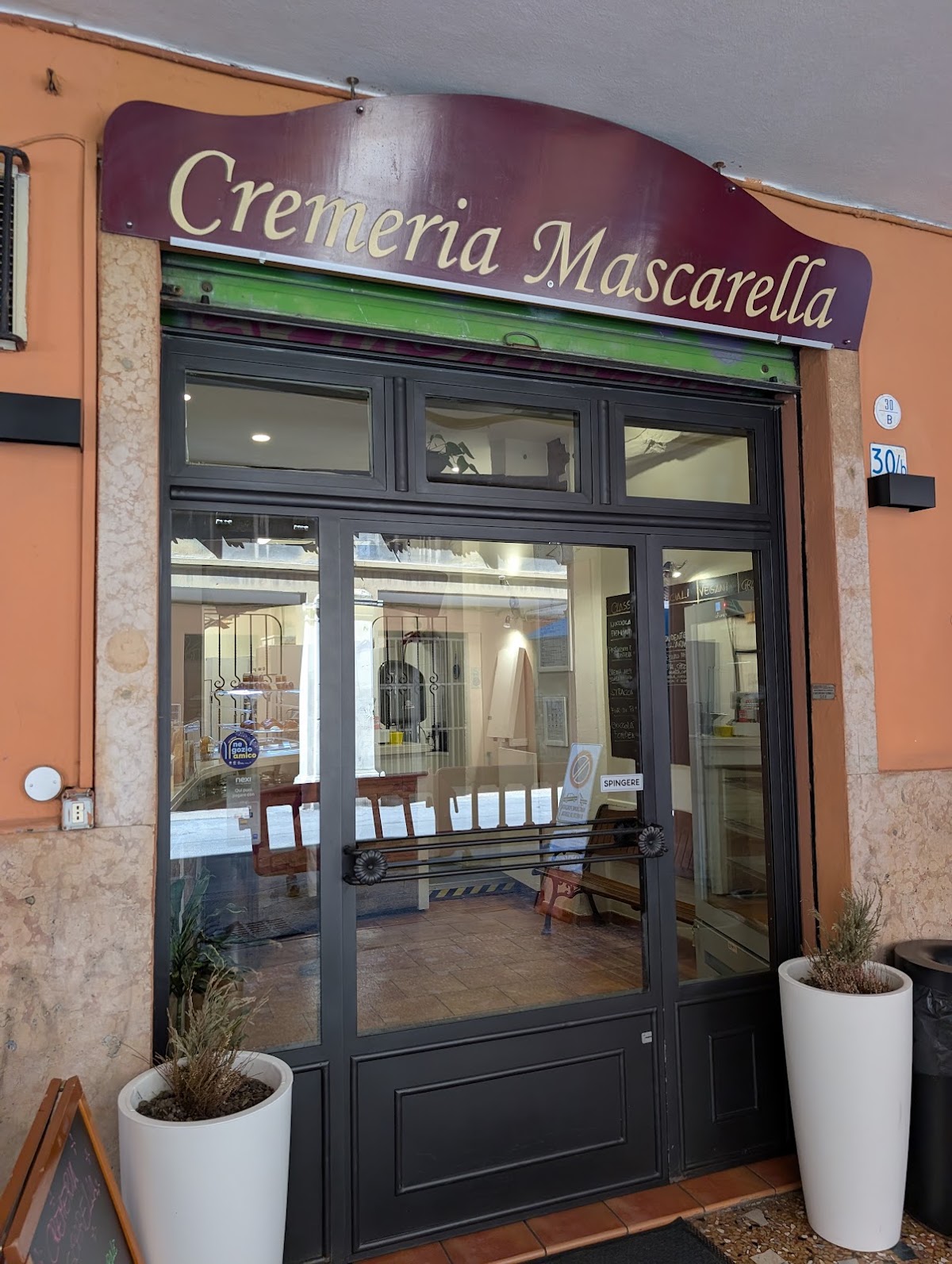 Un dettaglio della vetrina.