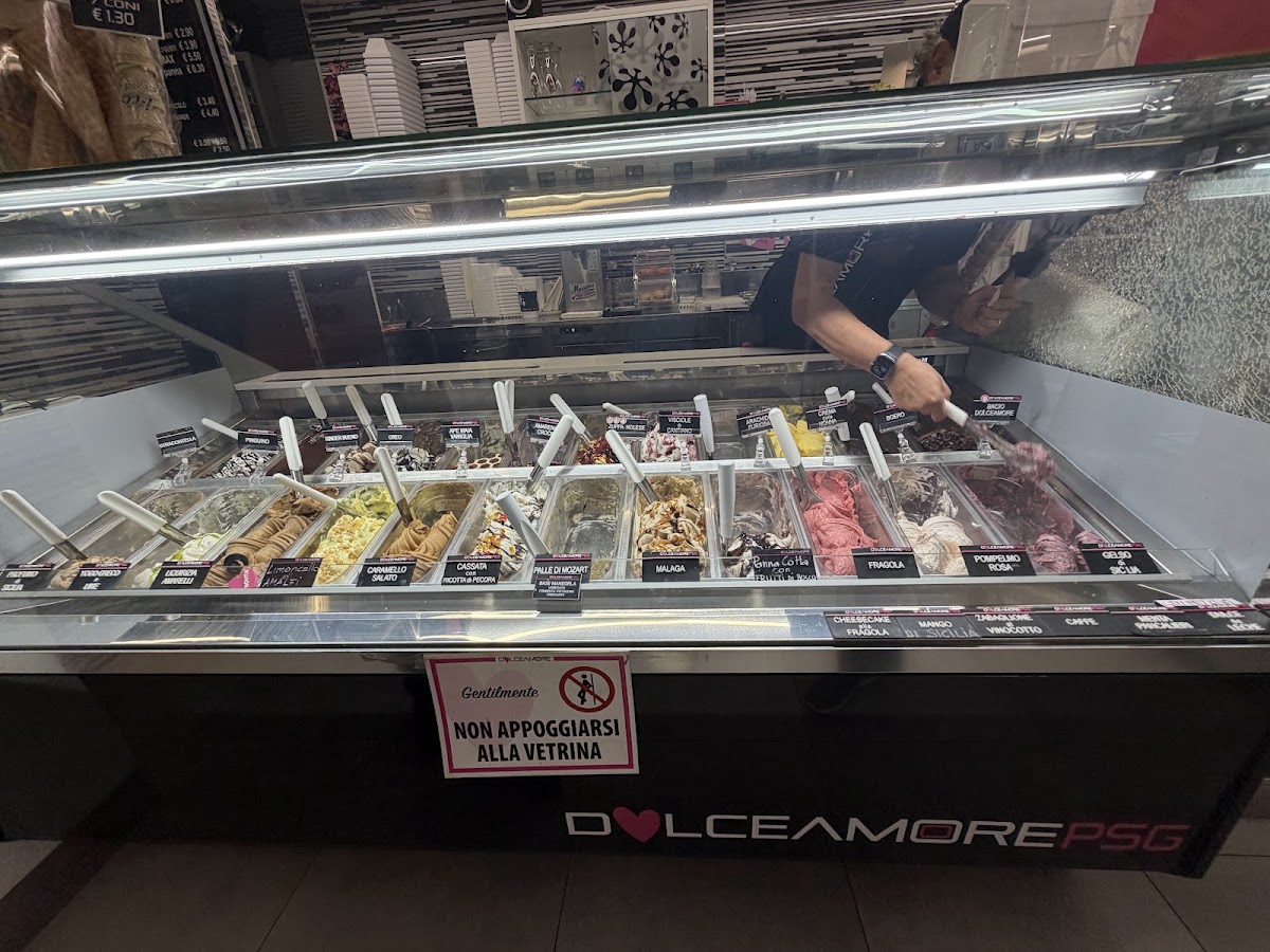 Le vaschette in vetrina.