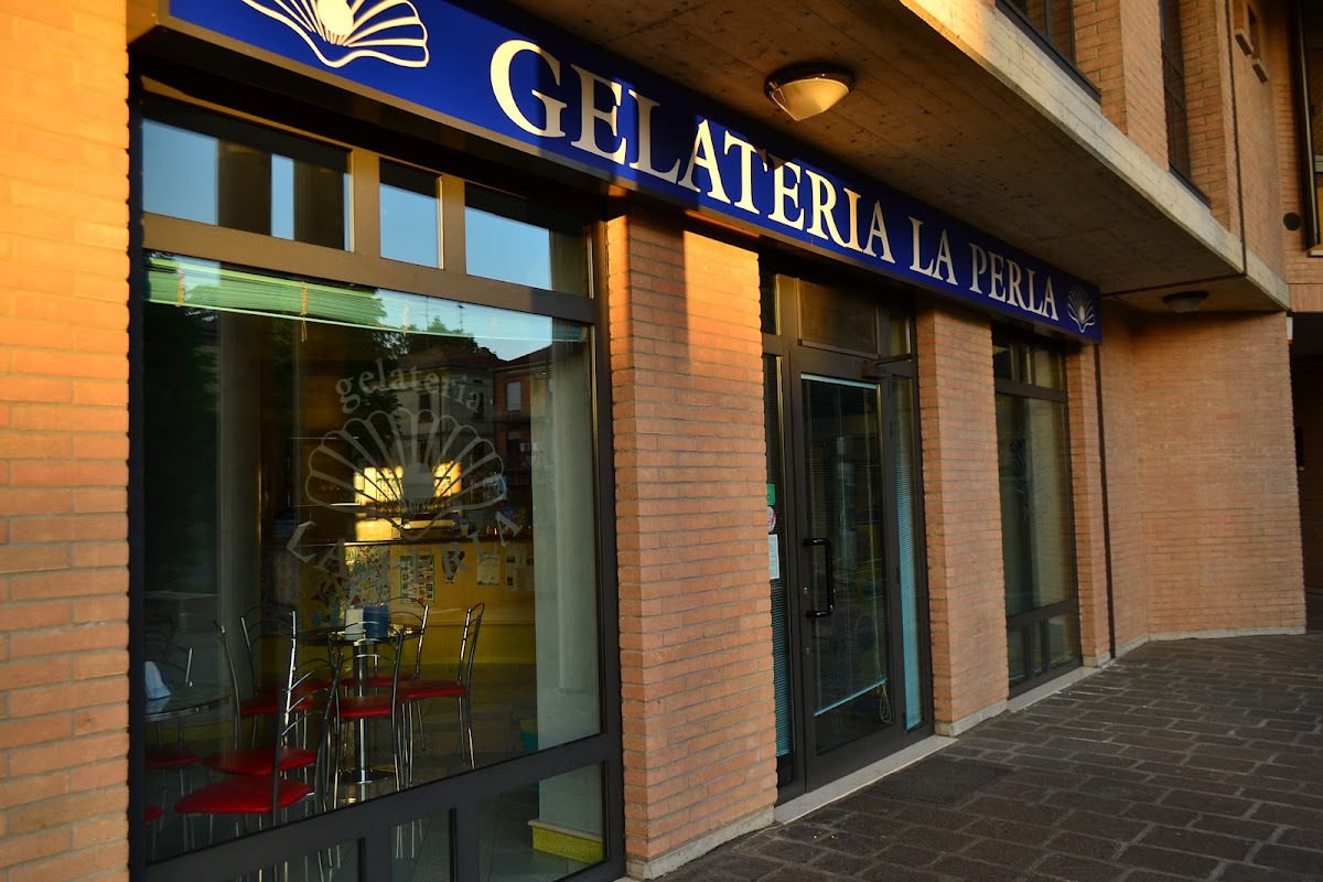 Il banco e la vetrina dei gusti.
