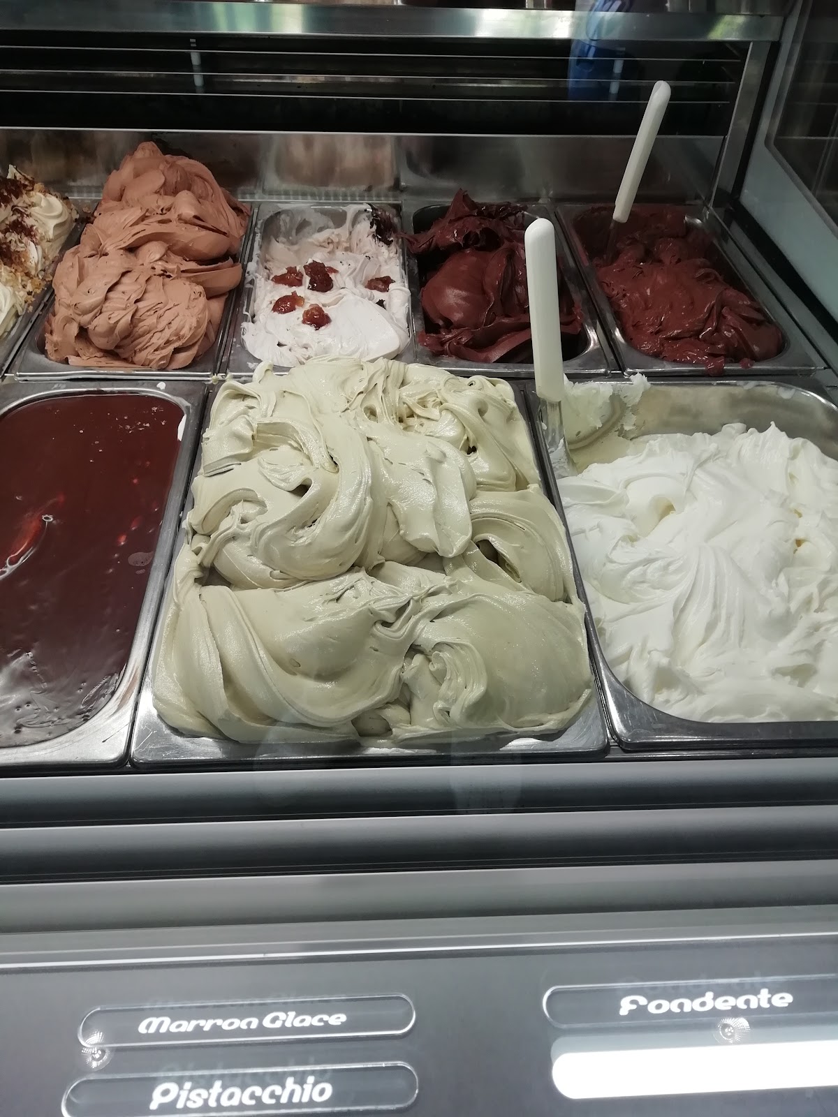 Le vaschette in vetrina.