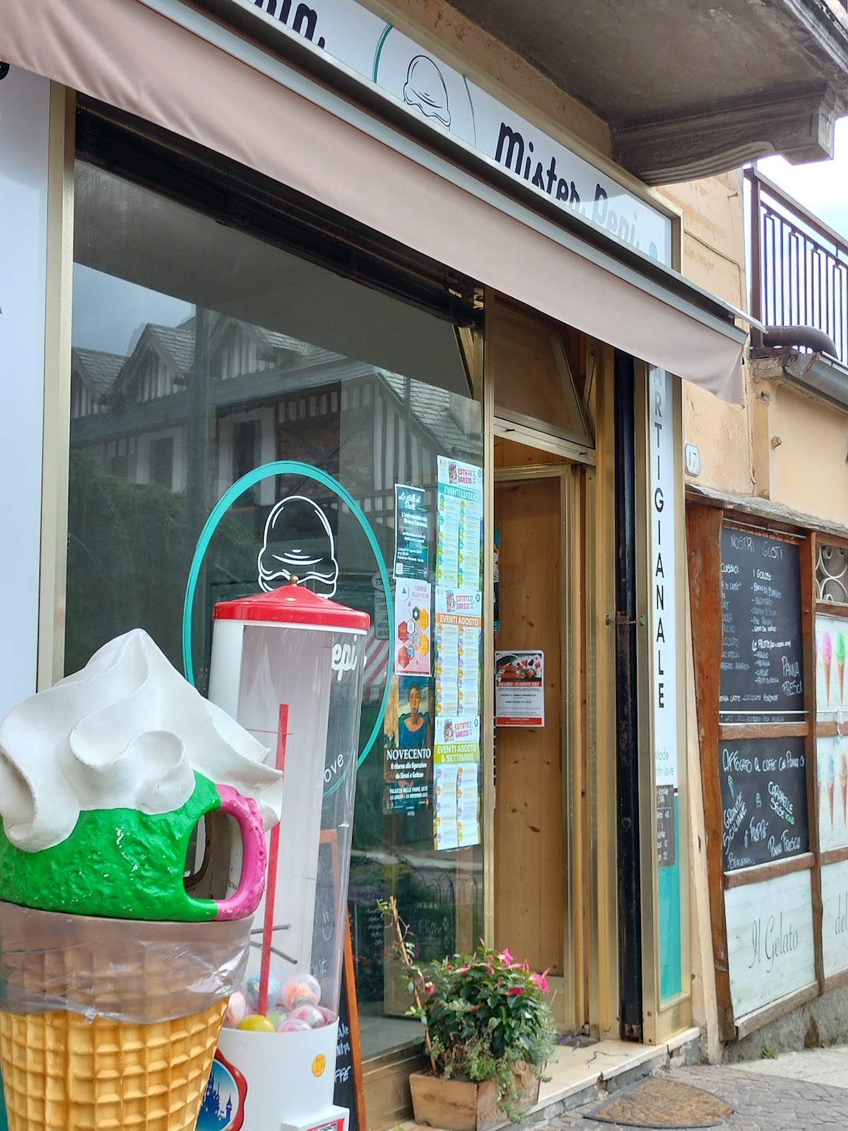 Un dettaglio della vetrina.