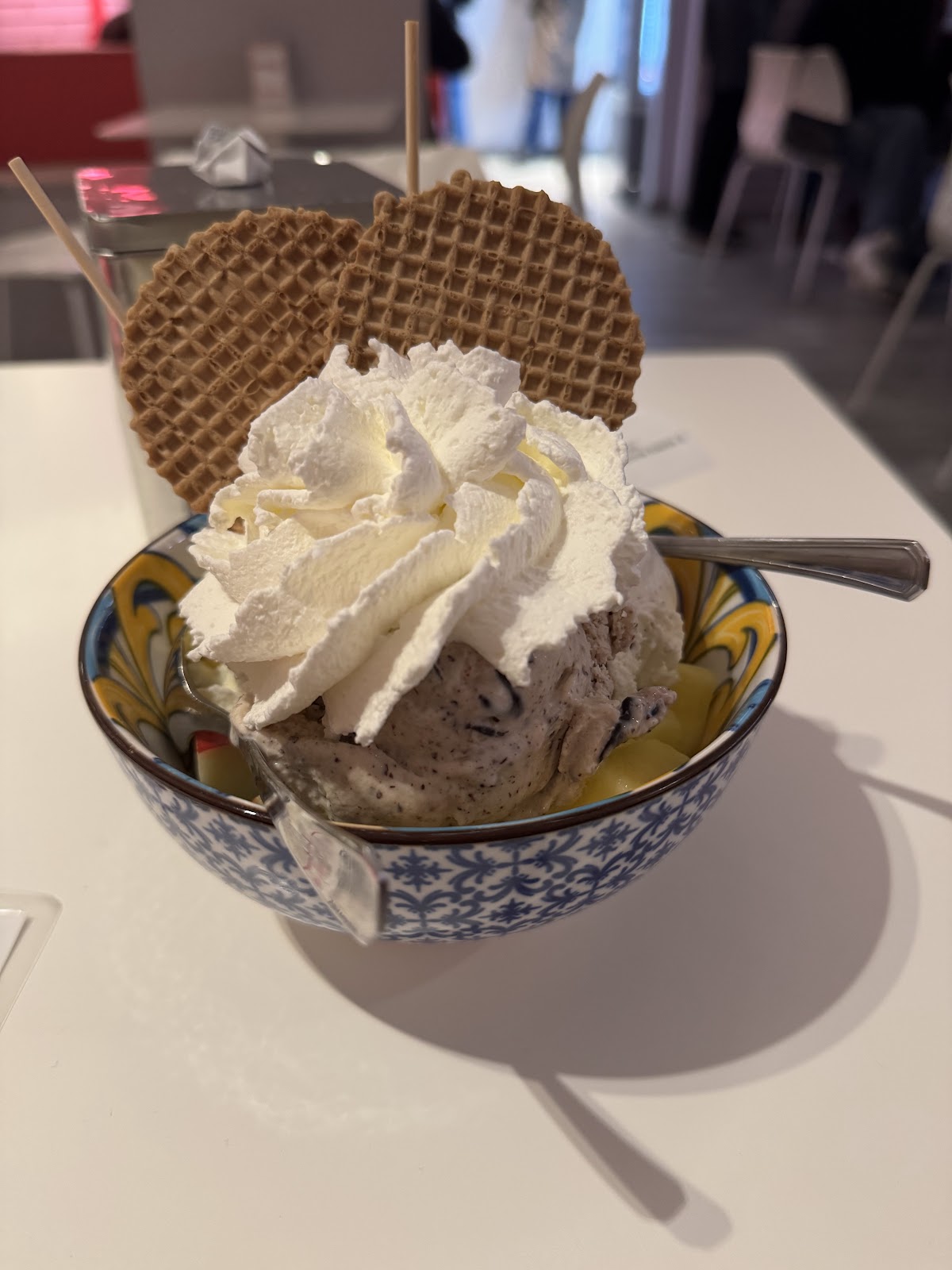 Un dettaglio della vetrina.