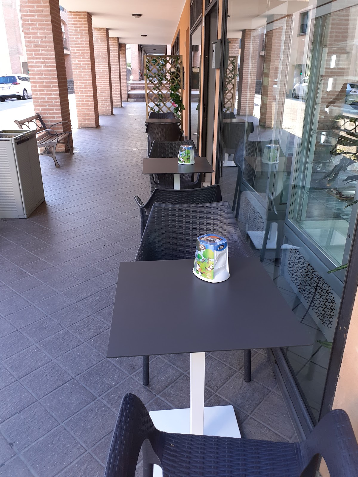 Il banco e la vetrina dei gusti.