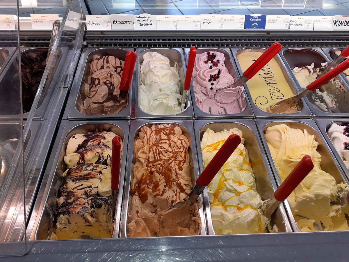 Le vaschette in vetrina.