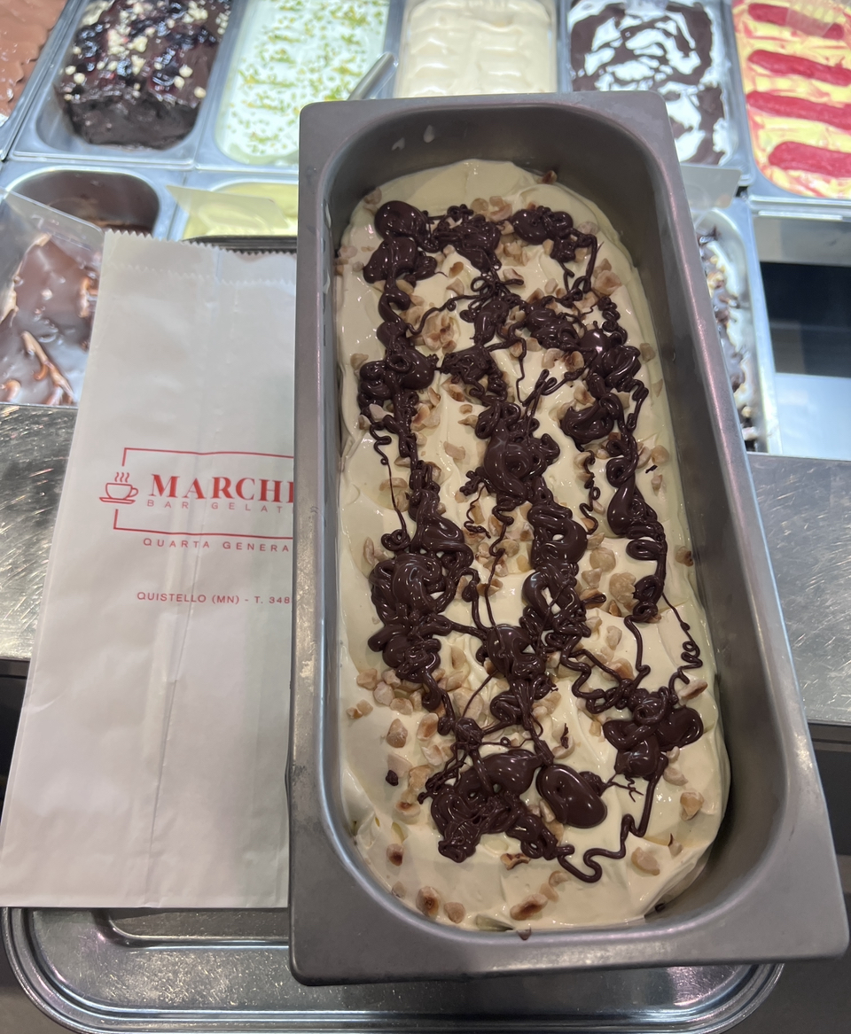 Le vaschette in vetrina.
