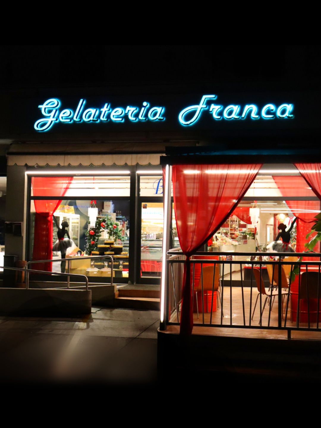 Il banco e la vetrina dei gusti.