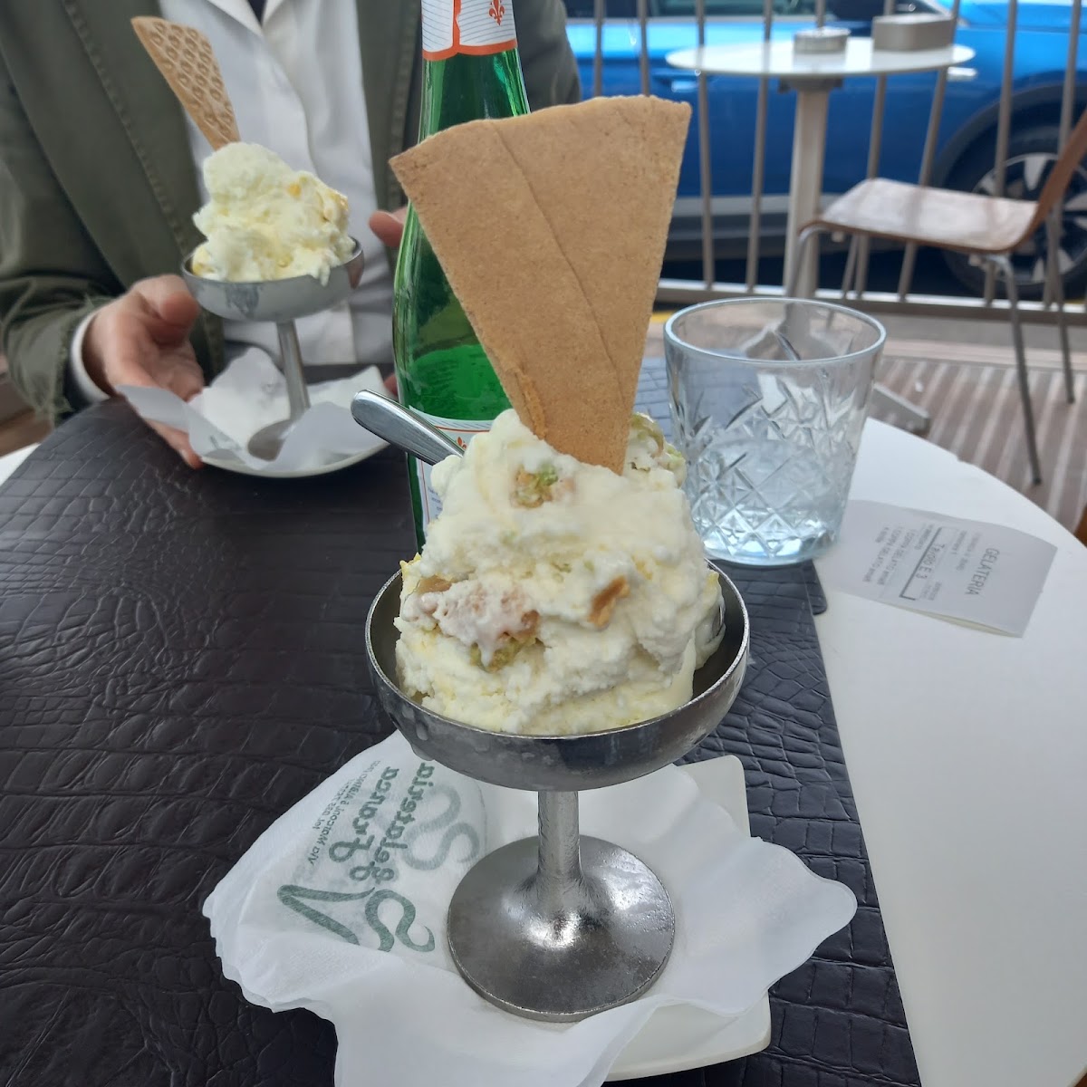 Un dettaglio della vetrina.