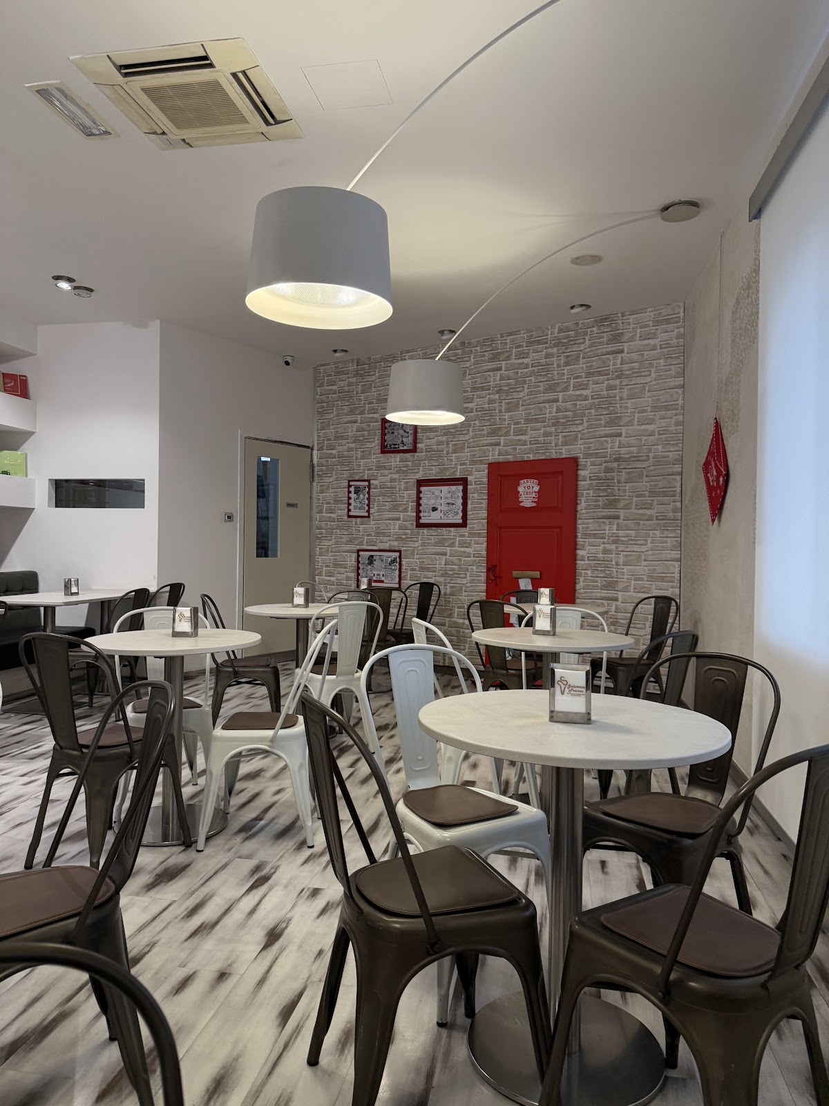 Il locale visto dall'interno.