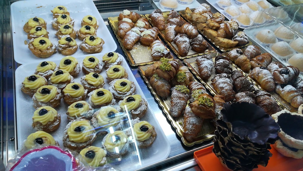 Le vaschette in vetrina.