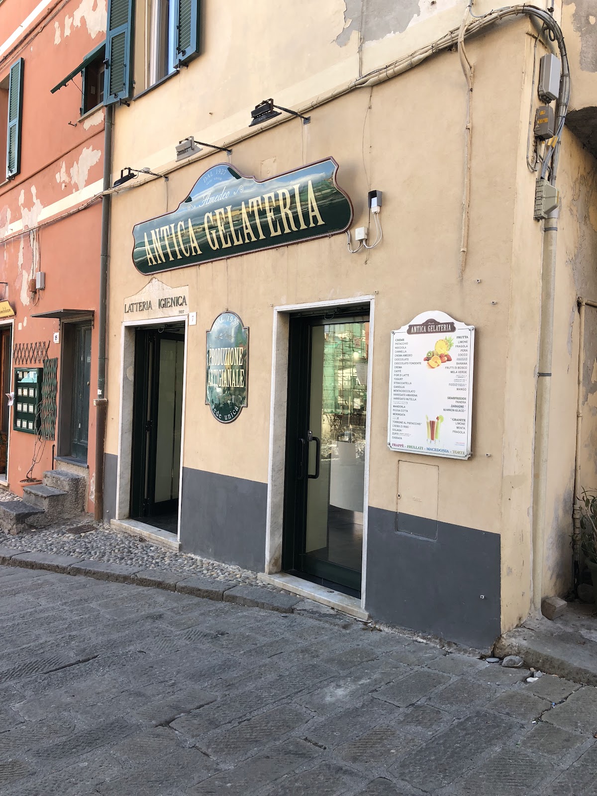Il banco e la vetrina dei gusti.