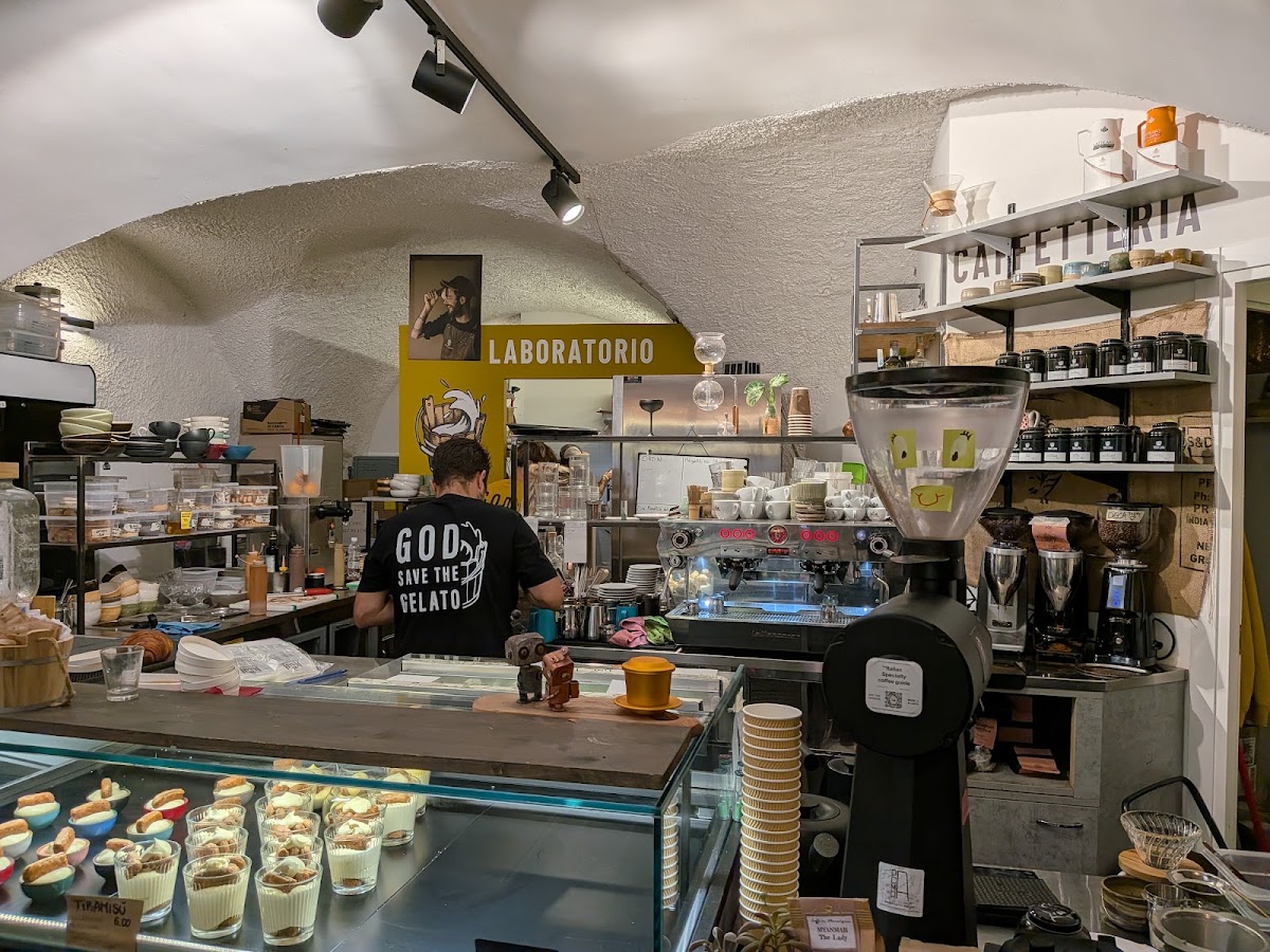 Le vaschette in vetrina.