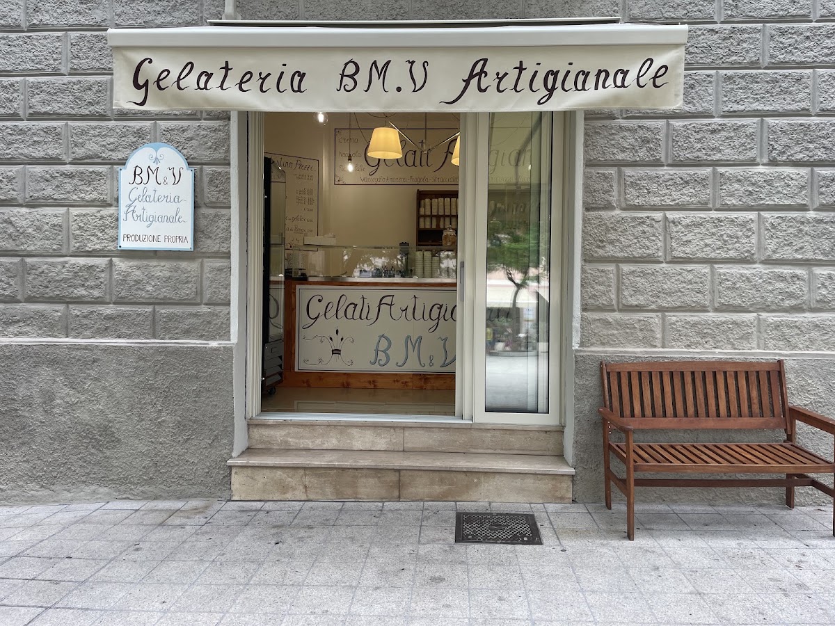 Il banco e la vetrina dei gusti.