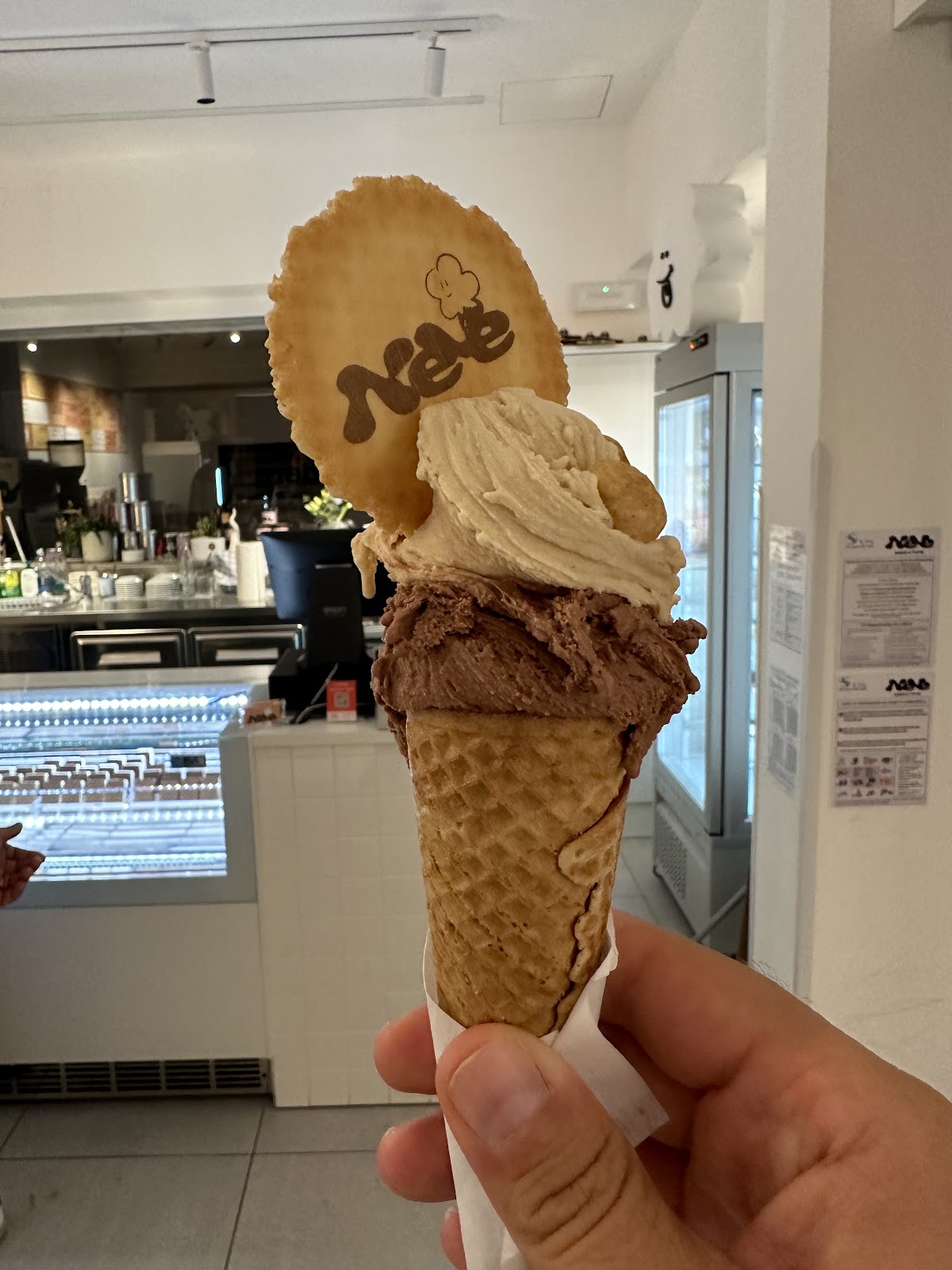 Le vaschette in vetrina.