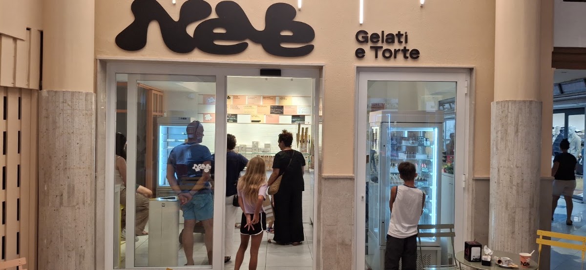 Un dettaglio della vetrina.