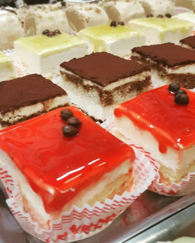 Le vaschette in vetrina.