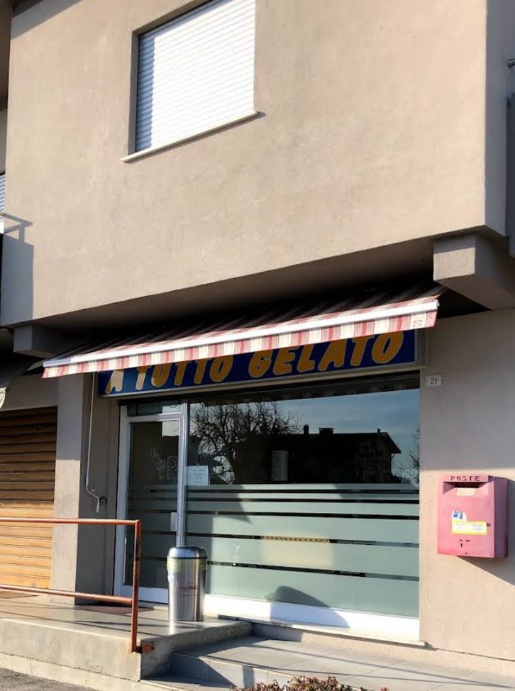 Un dettaglio della vetrina.