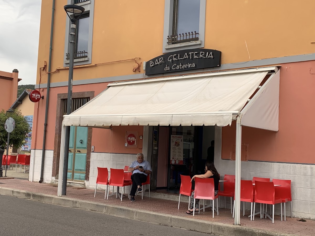 Il banco e la vetrina dei gusti.