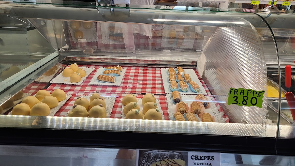 Un dettaglio della vetrina.