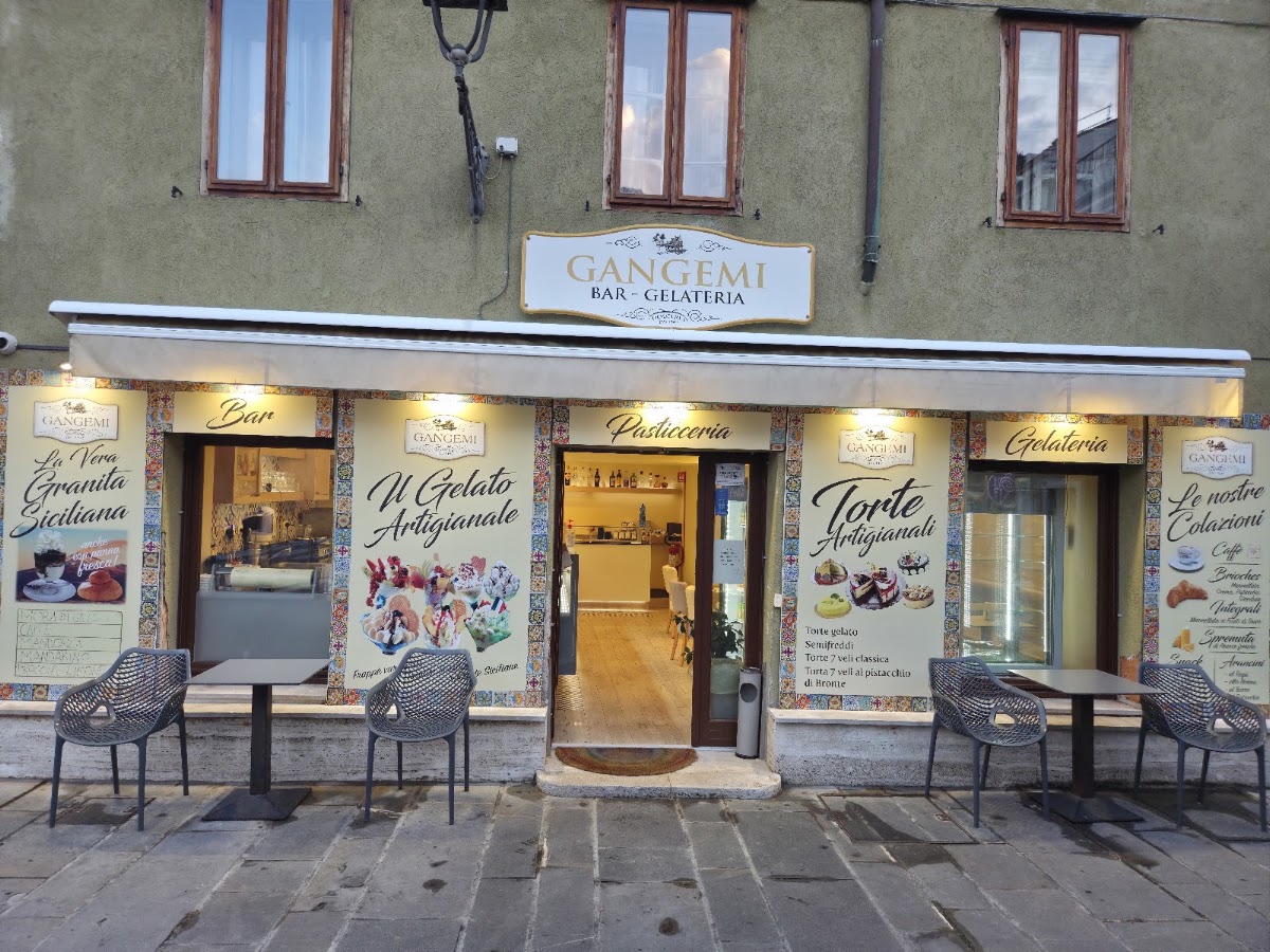 Il banco e la vetrina dei gusti.