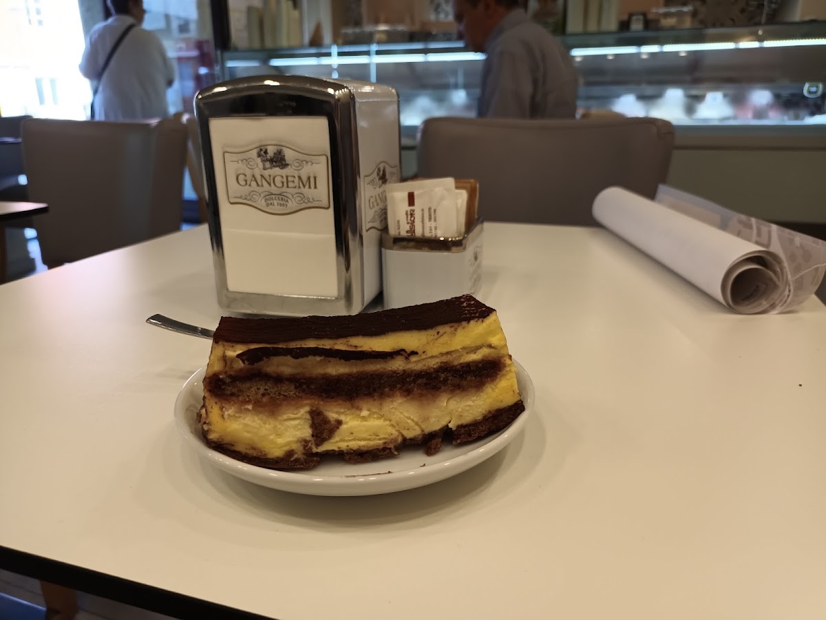 Un dettaglio della vetrina.